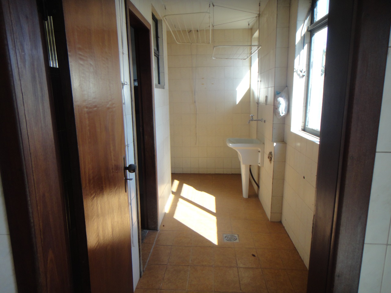 VENDO APARTAMENTO AMPLO NO CENTRO 
